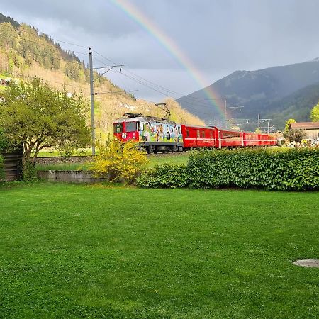 Schones Kleines Studio Mit Sitzplatz, Mitten Im Prattigau Jenaz Exteriör bild
